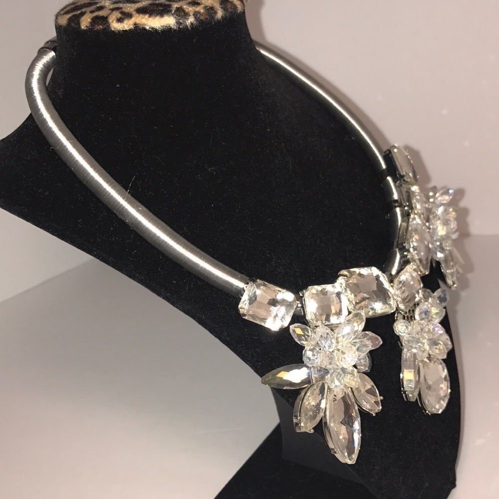 Crystal flower statement necklaces - Picture 6 of 6